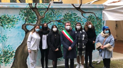 Due studentesse del Liceo decorano il percorso protetto dell'Ospedale