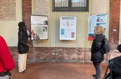 LA DIRIGENTE SCOLASTICA PAOLA FALCONI VISITA LA MOSTRA “IL CORAGGIO DI DIRE NO, ANTIGONE IERI E OGGI” CON I CURATORI E LE CURATRICI.